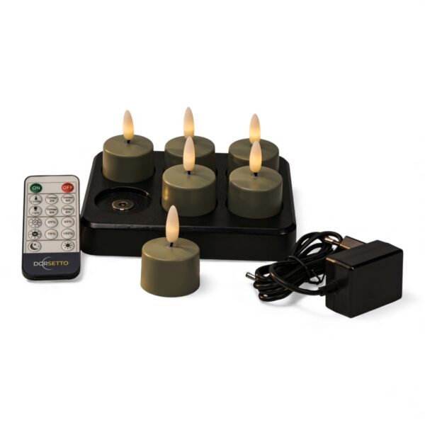 Een set van 6 olijfgroene LED waxinelichtjes met afstandsbediening, tot 400 uur merkduur, op een zwarte oplaadbasis met adapter tegen een witte achtergrond.