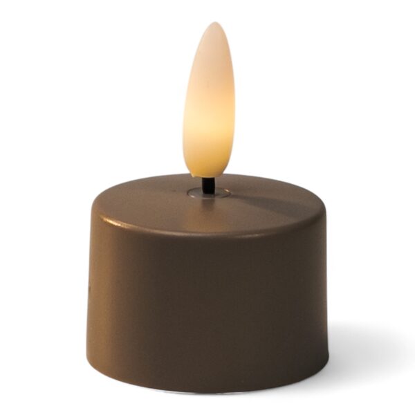 Een klein, bruin LED waxinelichtje op batterijen met een realistisch vlamvormig peertje dat gloeit met een warmgeel licht.