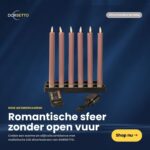 Set van 6 roze LED dinerkaarsen (250 mm), oplaadbaar, dimbaar, met afstandsbediening en adapter in zwarte houder. Gepresenteerd op een donkerblauwe achtergrond met Nederlandse tekst over romantische sfeer zonder open vuur.