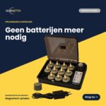Afgebeeld is de Led waxinelichtjes olijfgroen set (12 stuks) met afstandsbediening en oplaadkabel. De tekst luidt Geen batterijen meer nodig en Magnetisch opladen. Brandduur tot 400 uur.